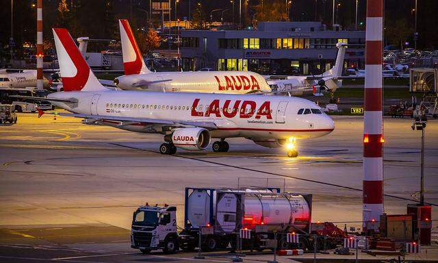 Flughafen D�sseldorf International, DUS, Laudamotion, Flieger auf dem Vorfeld, *** D�sseldorf International Airport, DUS