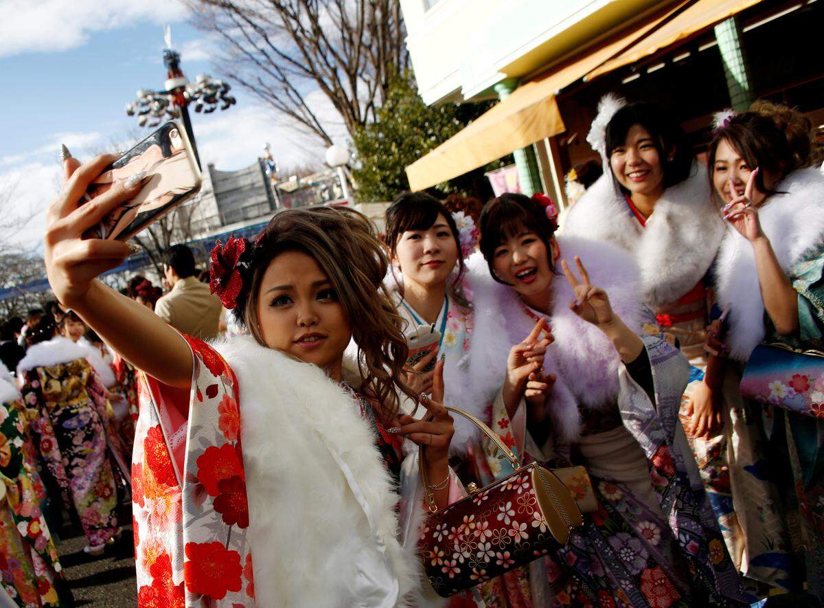 Mehr als eine Million Japanerinnen und Japaner haben ihre Volljährigkeit gefeiert. Junge Frauen erschienen am "Seijin no Hi", einem Feiertag am zweiten Montag im Jänner, im bunten Kimono zu Zeremonien, die im ganzen Land zu ihren Ehren veranstaltet werden.