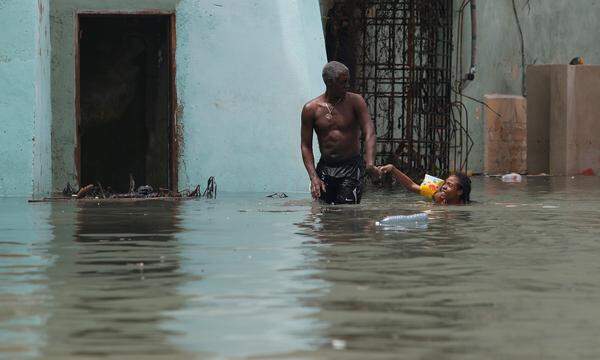 In der Hauptstadt Havanna standen viele Straßenzüge hüfthoch unter Wasser.