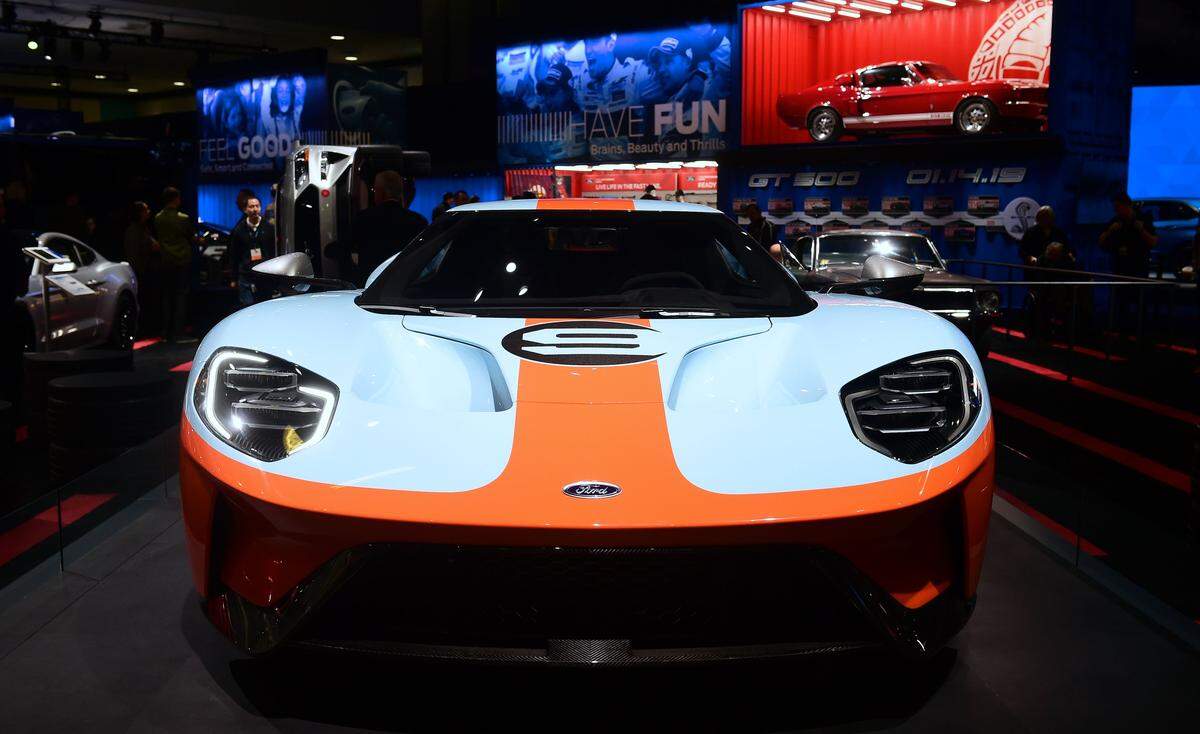 Es geht aber auch noch mit dem guten alten Benzin. Reichlich davon schluckt der neue Ford GT.