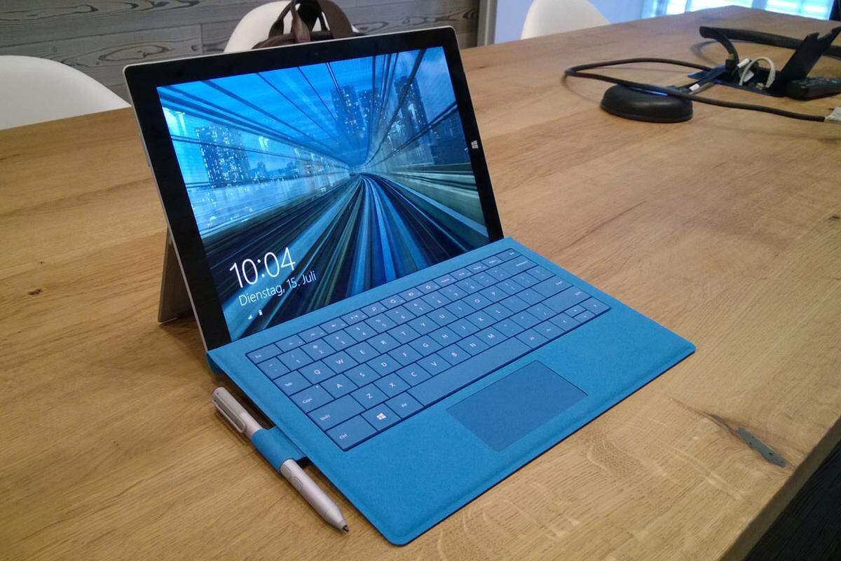 Kann man Arbeit und Spaß in einem Gerät vereinen? Microsoft glaubt, dass die Antwort darauf "ja" lautet. Surface Pro 3 ist die aktuellste Ausprägung dieses Gedankens. DiePresse.com konnte das Gerät vor Ort bei Microsoft ausprobieren - ein ausführlicher Test (inklusive etwa wie lange der Akku wirklich hält) war noch nicht möglich. Dennoch konnten schon einige aussagekräftige Eindrücke gesammelt werden.  Text und Bilder: Daniel Breuss
