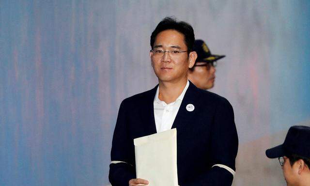 FILE PHOTO: Samsung Electronics Vice Chairman, Jay Y. Lee, arrives at a court in Seoul