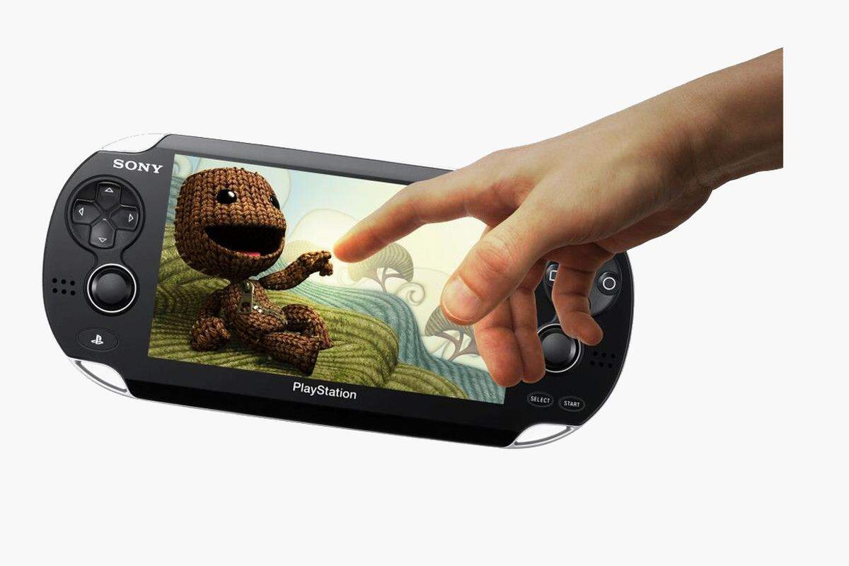 Mit der Playstation Vita versucht Sony auf den Trend zum Smartphone-Gaming zu antworten. Sie hat einen Touchscreen, und an der Rückseite ein zusätzliches Trackpad, mi dem sich Spielfiguren steuern lassen, ohne am Display mit Fingern das Spiel zu verdecken. Neben WLAN lässt sich auf Wunsch auch über eine SIM-Karte eine Internetverbindung herstellen. Einen GPS-Sensor gibt es auch – eben ganz wie bei Smartphones.