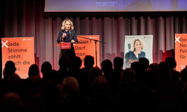 Die politischen Anfänge der Osttirolerin waren hingegen alles andere als einfach: Unmittelbar nach ihrem Aufstieg zur SPÖ-Chefin leistete sie sich in den Augen vieler politischer Beobachter einen Schnitzer - indem sie nämlich für sich ausschloss, selbst ein Amt in einer Landesregierung zu bekleiden. Im Laufe des Wahlkampfes wurde ihr der Patzer offenkundig bewusst: Zuletzt hielt sie sich die Übernahme eines Regierungsamtes zumindest offen.