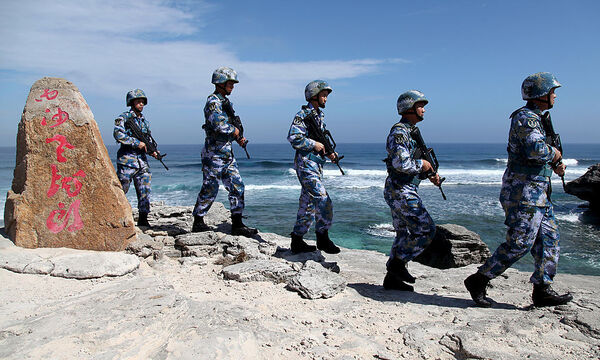 Soldaten der Volkbefreiungsarmee patrouillieren.