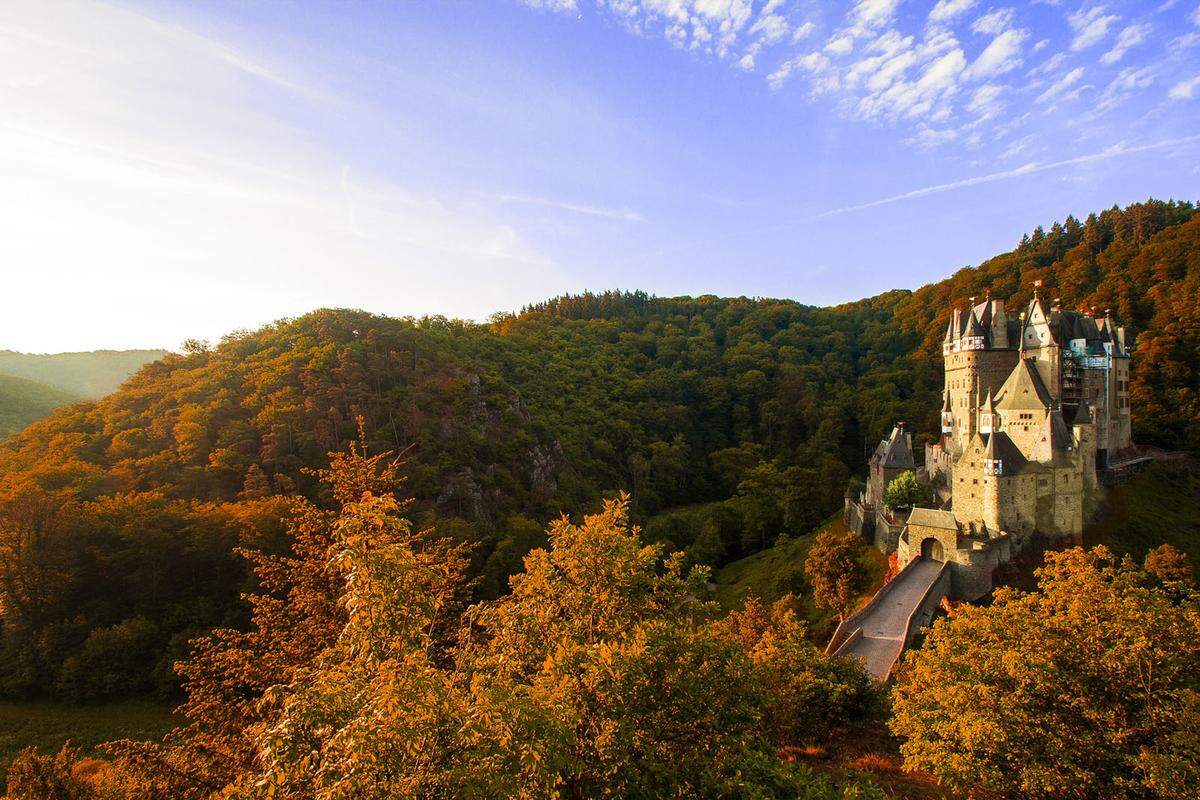 Laut der Reiseplattform Travelcircus ist im Herbst auch ein Abstecher zur Burg Eltz eine Reise Wert. Denn diese steht inmitten des Naturschutzgebietes des Eltzer Waldes. Blätterwald und Burgpanorama sorgen für einen romantischen Ausflug.