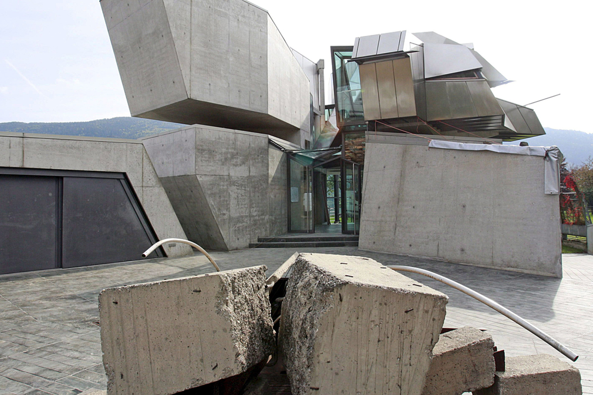In Wien bereicherte er 2004 mit seinem vielfach preisgekrönten T-Center in Erdberg spektakulär die Büroskyline.Sein "Opus Magnum" ist aber wohl das "Steinhaus" am Ossiacher See. 22 Jahre arbeitete er an seinem persönlichen Hauptwerk.