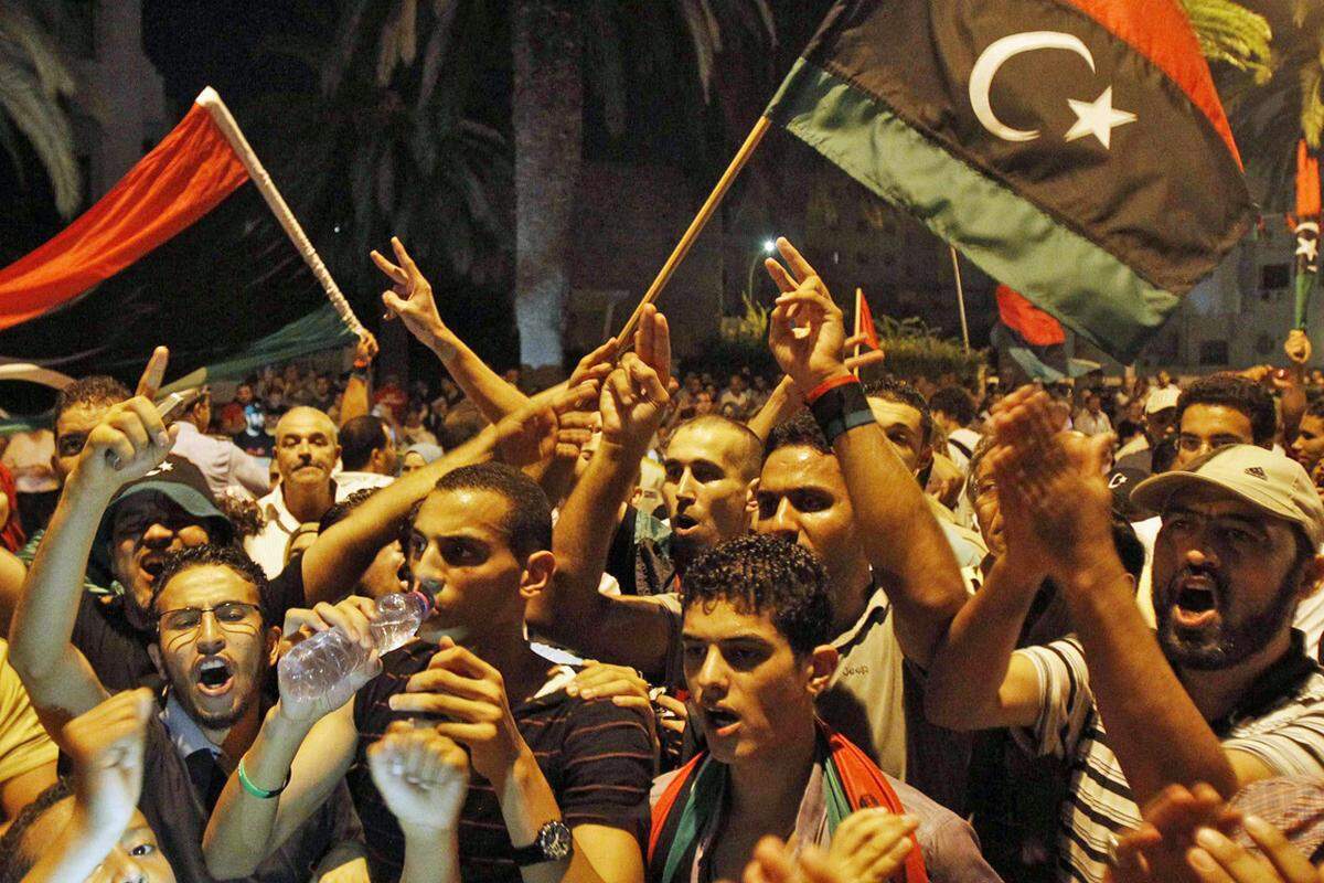 Auf den Straßen der Hauptstadt bejubeln Tausende den Sieg über Gaddafi. Wo sich dieser aufhält, ist unklar.