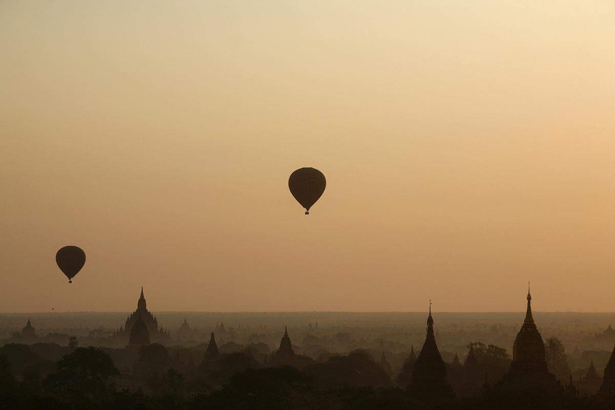 Bei Sonnenuntergang setzt sich der Staub in der Ebene von Bagan in Myanmar langsam, und unzählige majestätische Tempel und Pagoden ragen angestrahlt in den Abendhimmel. Surreal schön ist das - zu schön, sagen Kritiker. Die Militärjunta, die das Land bis 2011 Jahrzehnte lang im eisernen Griff hatte, ist schuld.