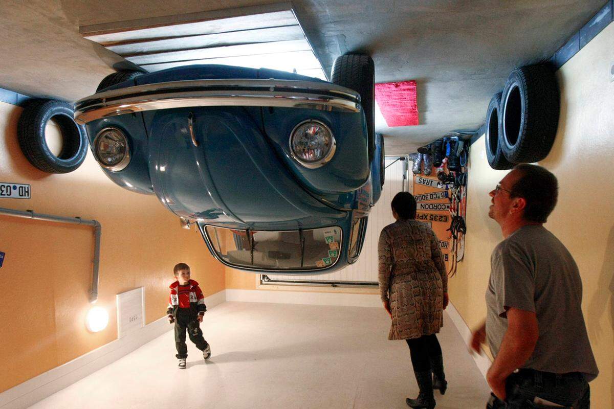 Folgerichtig parkt auch der VW-Käfer in der Garage auf der Zimmerdecke. Auf der Homepage des Projektes wird übrigens gewarnt: "Berücksichtigen Sie es, wenn Sie Gleichgewichtsstörungen oder Neigungen zur Reisekrankheit haben."