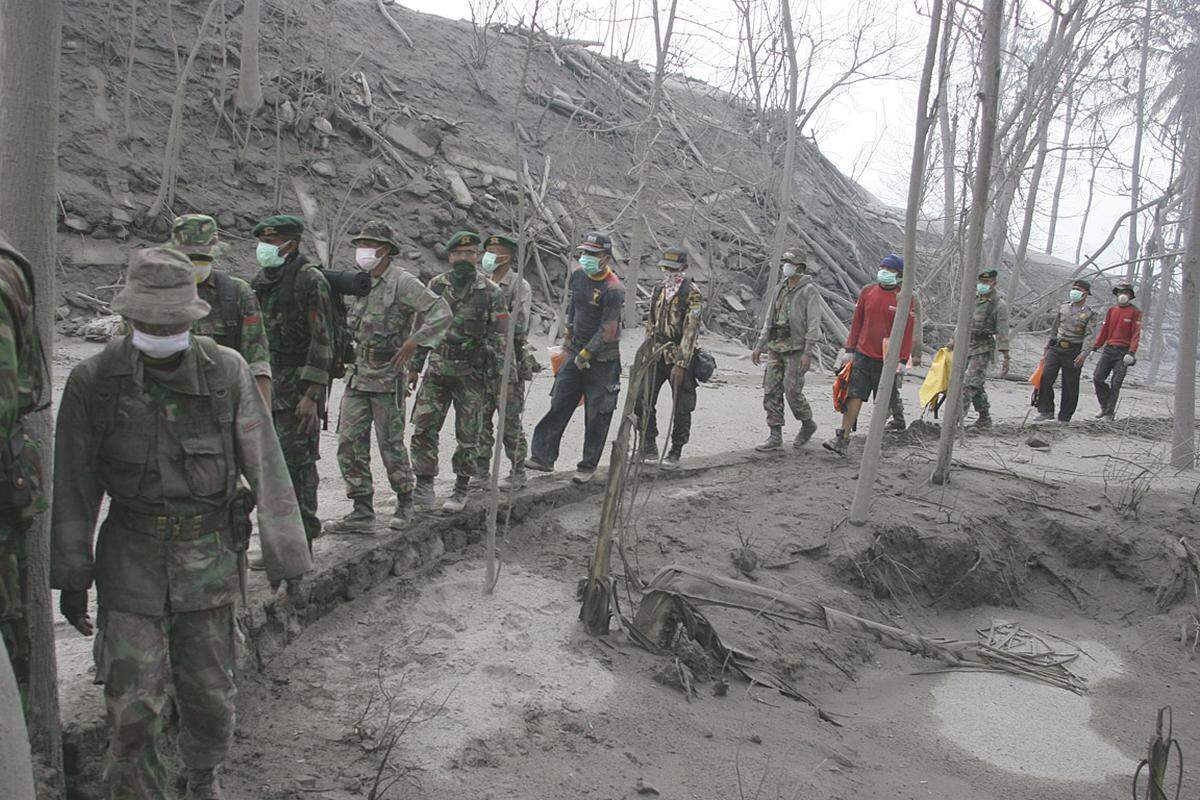 Das Sperrgebiet wurde erst nach dem zweiten Ausbruch von 15 auf zwanzig Kilometer vergrößert. Die Bewohner in einem Umkreis von zwanzig Kilometern um den Merapi mussten ihre Häuser verlassen.