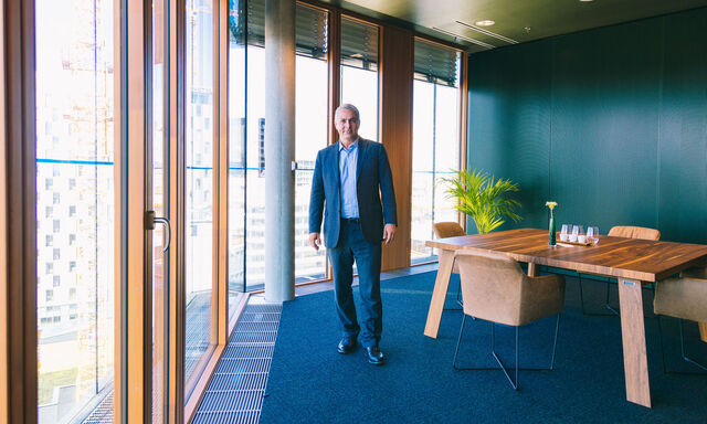 „Viele stecken einfach den Kopf in den Sand und hoffen, dass sich die Probleme von selbst lösen“, so Bosek über das Verdrängen der Realität bei vielen Schuldnern.