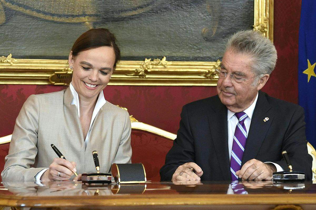 Die neue Bildungsministerin Sonja Hammerschmid wurde auch für das Frauen-Ressort angelobt, das später an Gesundheitsministerin Sabine Oberhauser übergehen wird.