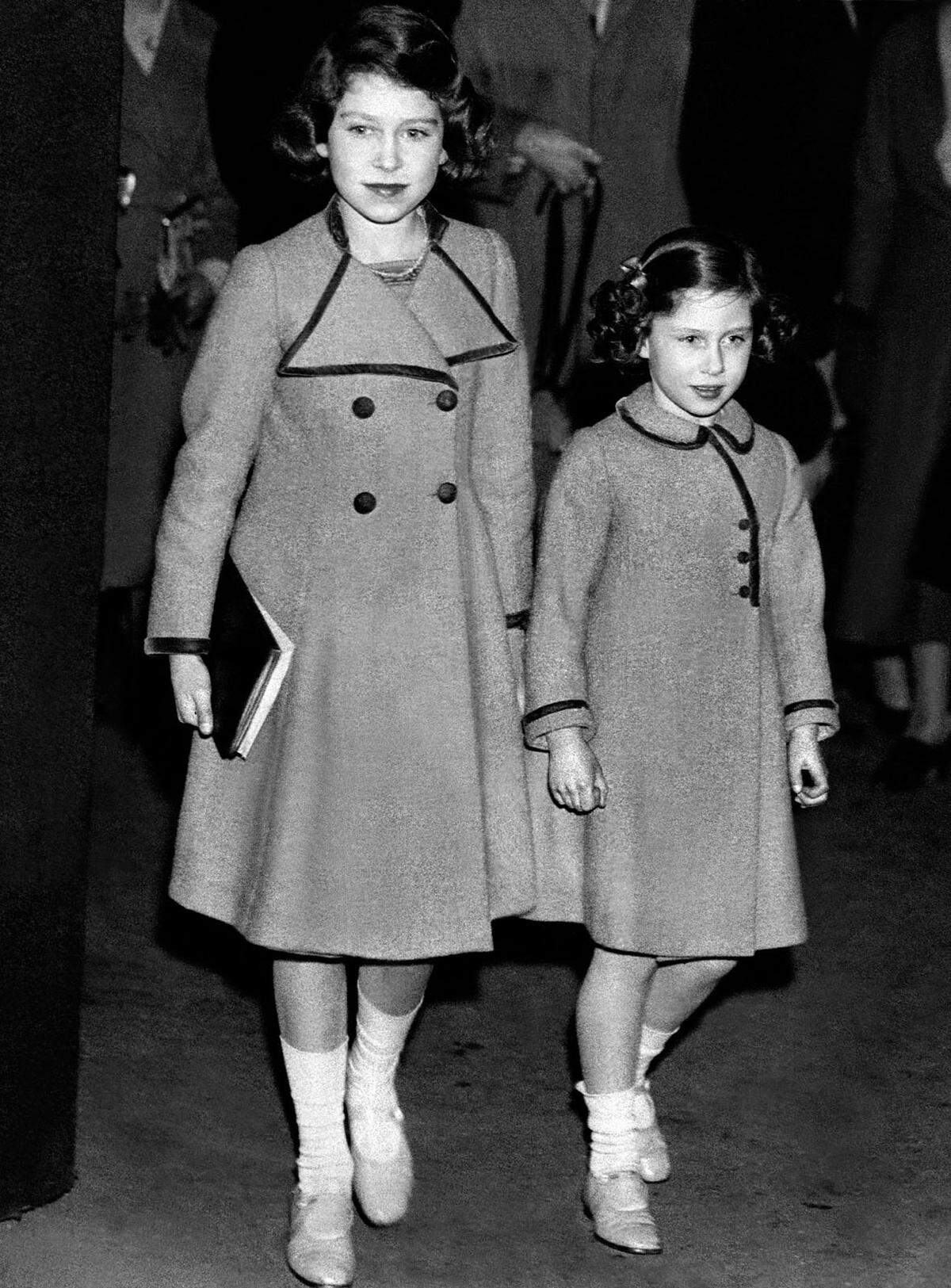 Margaret wurde am 21. August 1930 als zweite Tochter des späteren Königs George VI geboren. Auch wenn die beiden Schwestern ein sehr unterschiedliches Leben vor sich haben sollten, ihre Kindheit verbringen sie fast ununterbrochen zusammen. Schulkameraden haben die beiden nie, sie werden von Gouvernanten aufgezogen und erhalten Privatunterricht.