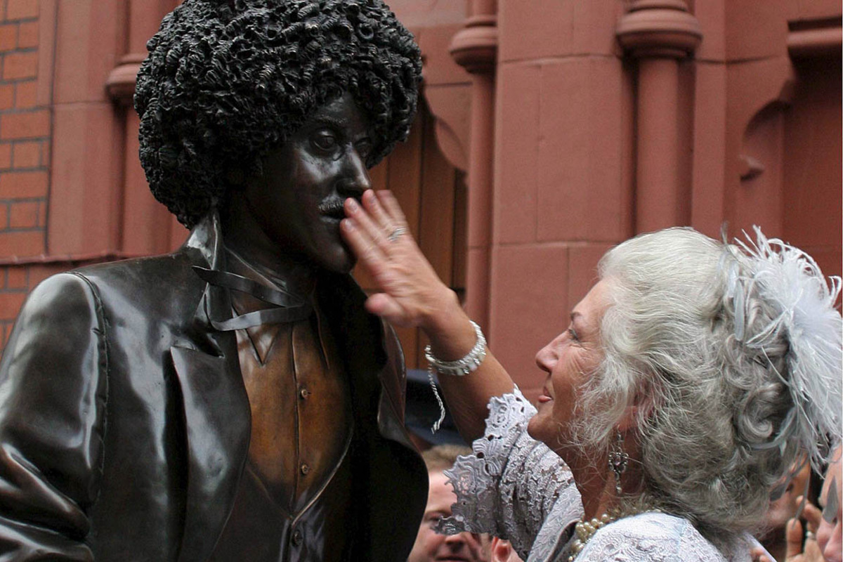 Über seinen ehemaligen Partner Lynott, der 1986 an den Folgen von jahrelangem Alkohol- und Drogenmissbrauch gestorben ist, meinte Moore: "Ich kannte Phil seit meinem 16. Lebensjahr, wir haben viele Jahre miteinander verbracht. An meine Zeit mit Thin Lizzy erinnere ich mich weniger gerne als an Phil als Freund. Sein Tod war unnötig."  Im Bild: Philomena Lynott, die Mutter von Phil Lynott, befühlt eine Statue des Sängers in Dublin