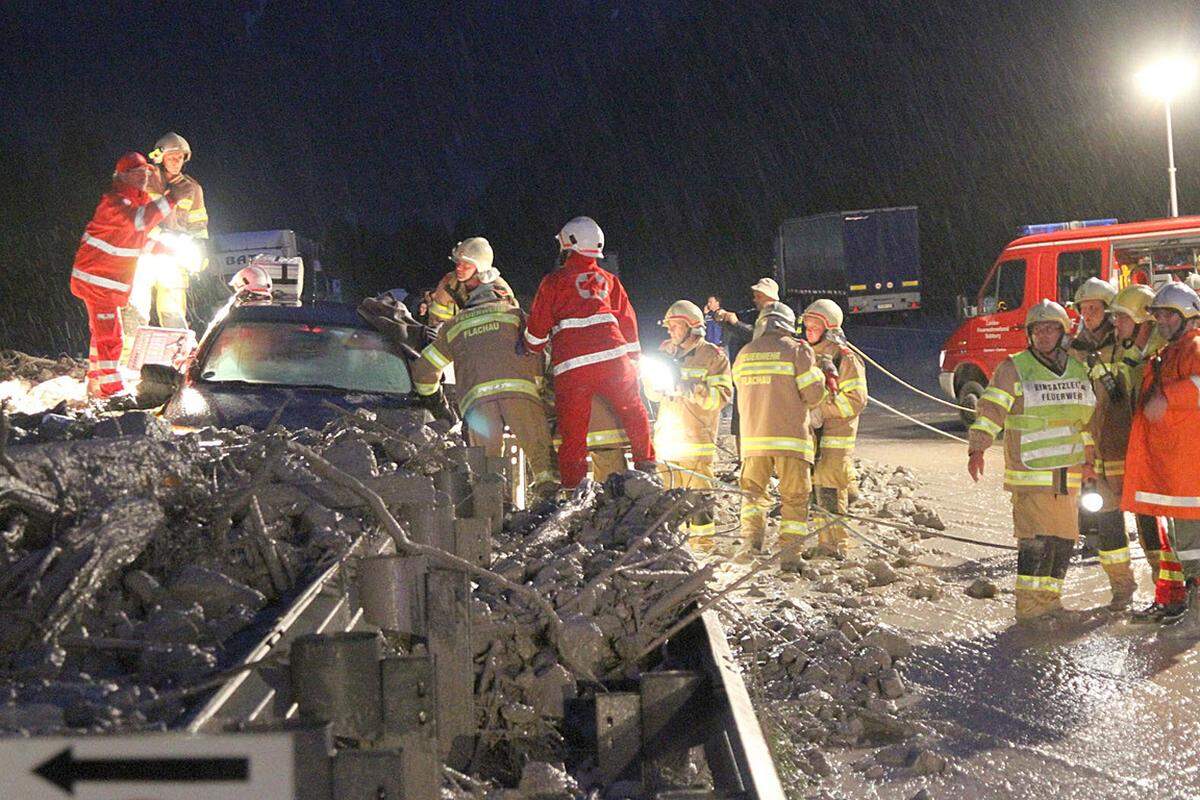 Auf der Tauernautobahn (A10) wurde bei Flachau-Winkl (Pongau) ein Auto durch eine Mure verschüttet. Zwei Reisende aus Kroatien kamen knapp mit dem Leben davon.