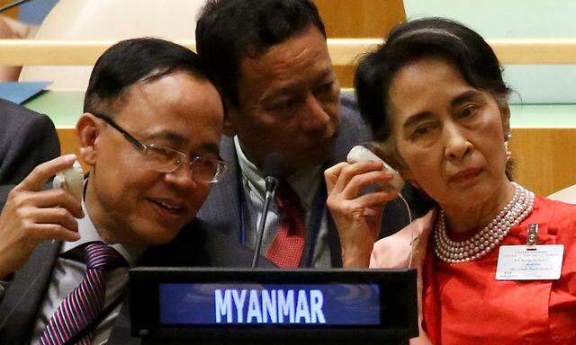 Die Regierungschefin und Außenministerin von Mynamar, Aung San Suu Kyi (re.), ist selbst Friedensnobelpreisträgerin.