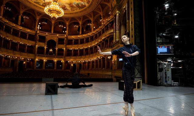 Nicht nur das Ballett, auch das Publikum ist hier jung: Ganna Muromtseva floh aus der Ukraine nach Ungarn. Jetzt tanzt sie dort an der Staatsoper.
