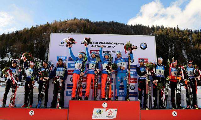 Mesotitsch, Eberhard, Eder und Landertinger (v. l. n. r.) strahlten als Dritte mit der Sonne in Hochfilzen um die Wette. Das so ersehnte Edelmetall, es ist geschafft.  