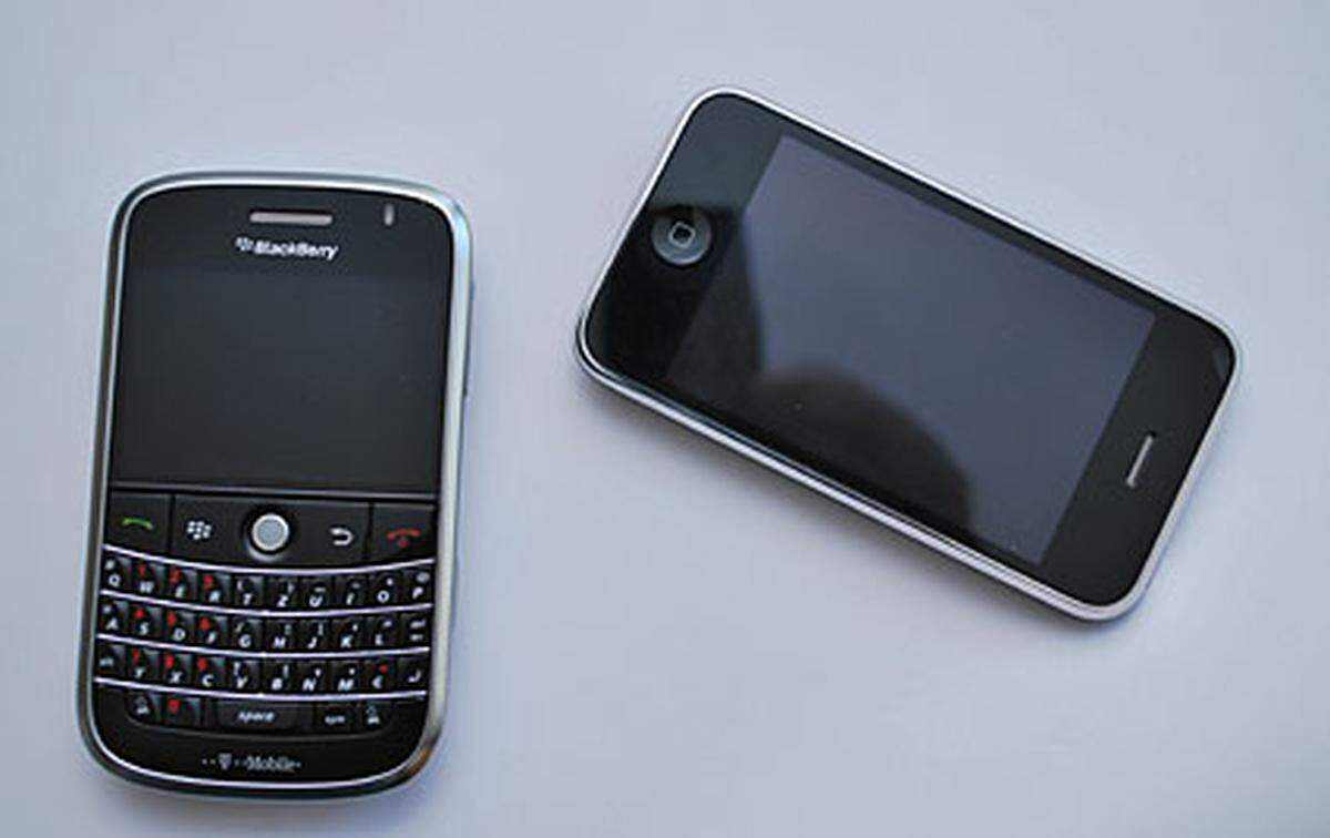 Wenn der Bold das iPhone für die Blackberry-Community werden sollte, dieser Vergleich wurde im Vorfeld des Erscheinens oft strapaziert, so hat das nur sehr beschränkt funktioniert. Beim Direktvergleich entsteht der Eindruck, es handle sich um zwei Telefone aus unterschiedlichen Entwicklungsstadien des Business-Handys.