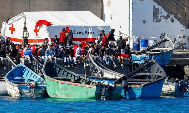 Auf der spanischen Insel Gran Canaria vor der Nordwestküste Afrikas sind die Migrantenzahlen zuletzt stark angestiegen. Tausende campieren unter freiem Himmel.