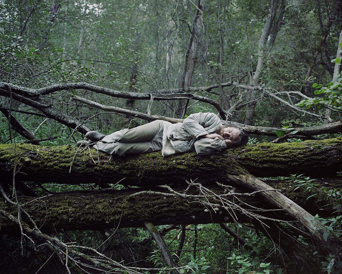 Auf einer Wanderung ins Hochgebirge verlief sich Tkachenko.  Einen Monat lang blieb er alleine im Wald. (c) Danila Tkachenko, aus der Serie ''Escape''