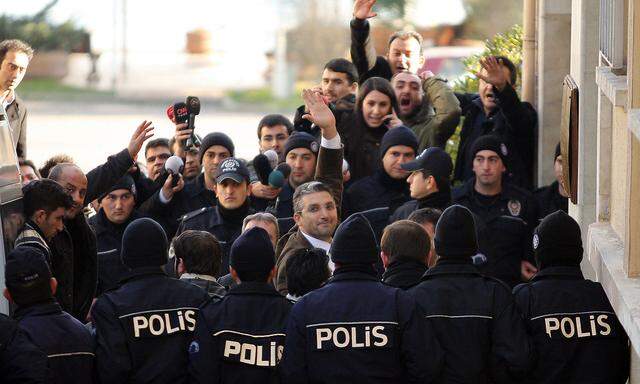 Die Journalisten Şik und Şener erscheinen vor Gericht (2011). Sie deckten die klandestine Bewegung Gülens auf – und wurden selbst bezichtigt, parallele Strukturen aufbauen zu wollen.