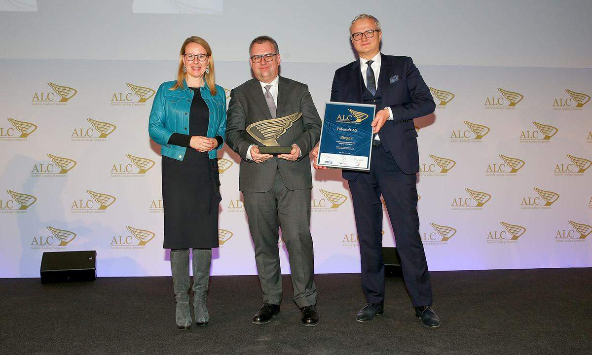 Auszeichnung börsennotierte Unternehmen Kategorie Wertsteigerung für die Fabasoft AG (v.l.): Wirtschaftsministerin Margarete Schramböck, Fabasoft-CEO Helmut Fallmann sowie Laudator und KSV1870-CEO Ricardo-José Vybiral.