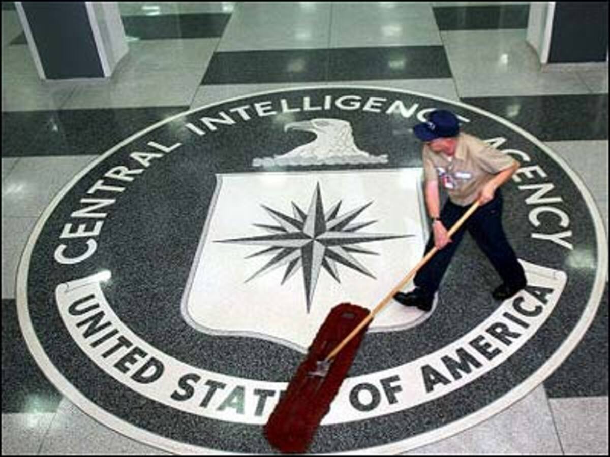 SEPTEMBER5.September: Nach wochenlangem Streit um das Ergebnis der Präsidentschaftswahl in Mexiko wird der konservative Politiker Felipe Calderon offiziell zum Sieger erklärt. Sein linker Rivale Andres Manuel Lopez Obrador kündigt die Fortsetzung der Proteste gegen das von ihm angefochtene Ergebnis an. 7. September: (BILD) US-Präsident George W. Bush räumt erstmals die Existenz geheimer CIA-Gefängnisse im Ausland ein. In einer Rede rechtfertigt er die Einrichtungen als "notwendig". 14 dort festgehaltene Terrorverdächtige seien inzwischen in das US-Gefangenenlager Guantanamo verlegt worden, darunter die mutmaßlichen 9/11-Drahtzieher Khalid Sheikh Mohammed und Ramzi Binalshibh.