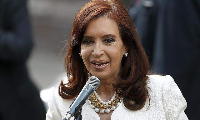 Kirchner delivers a speech after a meeting with Bachelet in Santiago