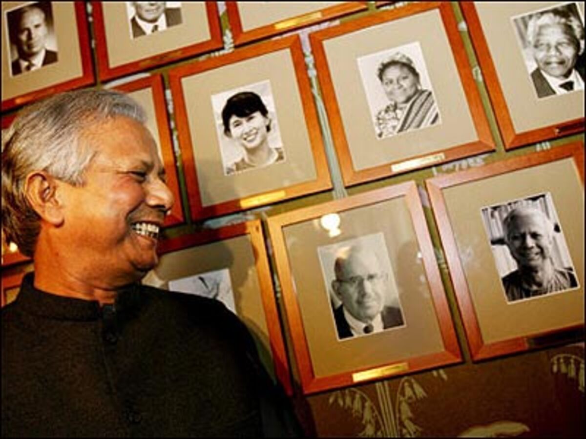 OKTOBER13. Oktober: (BILD) Der diesjährige Friedensnobelpreis geht völlig überraschend an den Wirtschaftsfachmann Muhammad Yunus aus Bangladesch und die von ihm gegründete Grameen Bank, die Kleinstkredite für arme Menschen vergibt. 13. Oktober: Der südkoreanische Außenminister Ban Ki Moon wird am 1. Jänner als Nachfolger des Ghanesen Kofi Annan achter Generalsekretär der Vereinten Nationen. Erwartungsgemäß bestätigt die UNO-Vollversammlung den 62-Jährigen per Akklamation. 23. Oktober: Die staatlichen Feierlichkeiten zum 50. Jahrestag der 1956er-Revolution in Ungarn werden von gewaltsamen Anti-Regierungs-Demonstrationen in Budapest überschattet. An die hundert Menschen werden verletzt.