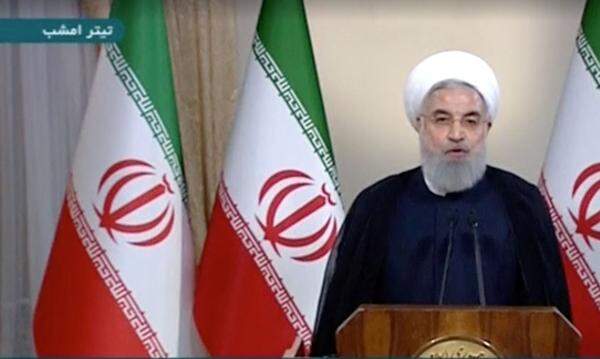 Der iranische Präsident Hassan Rohani (im Bild) kündigte an, mit den übrigen Unterzeichnern des Abkommens - Deutschland, Frankreich, Großbritannien, Russland und China - über Trumps Entscheidung sprechen zu wollen. Er drohte aber auch damit, die iranische Urananreicherung wieder zu verstärken, und warf Trump "psychologische Kriegsführung" vor. Der iranische Parlamentspräsident Ali Larijani wertete den Ausstieg der USA aus dem Atomabkommen als Verstoß gegen die Vereinbarung. Die USA würden dadurch isoliert, sagt er laut einem Bericht des staatlichen Fernsehens vom Mittwoch. US-Präsident Donald Trumps Abkehr von dem Atom-Deal sei "eine diplomatische Show". Frieden und Sicherheit seien bedroht. Der Iran sei angesichts der gegenwärtigen Lage nicht dazu verpflichtet, seine Zusagen einzuhalten. "Ich bin mir nicht sicher, ob die europäischen Unterzeichner des Abkommens ihre Versprechen erfüllen werden." Trump verstehe offensichtlich nur die Sprache der Gewalt.