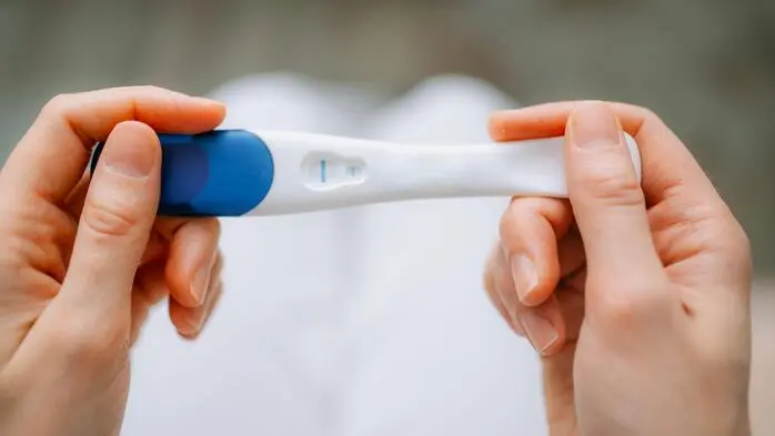 Die Frau ließ sich inzwischen ein Hormonstäbchen unter die Haut des Oberarms implantieren, damit künftige Schwangerschaftstests negativ ausfallen..