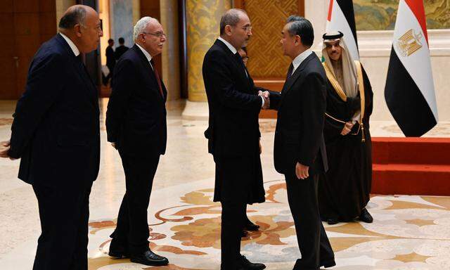 Chinas Außenminister Wang Yi begrüßt Jordaniens Vizepremierminister und Außenminister Ayman Safadi vor dem Zusammentreffen von Außenministern aus arabischen und muslimischen Mehrheitsländern im Diaoyutai Gästehaus in Peking.