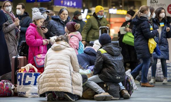 Seit Kriegsbeginn sind rund 90.000 Ukrainer(innen) in Wien gestrandet – viele davon am Wiener Hauptbahnhof.