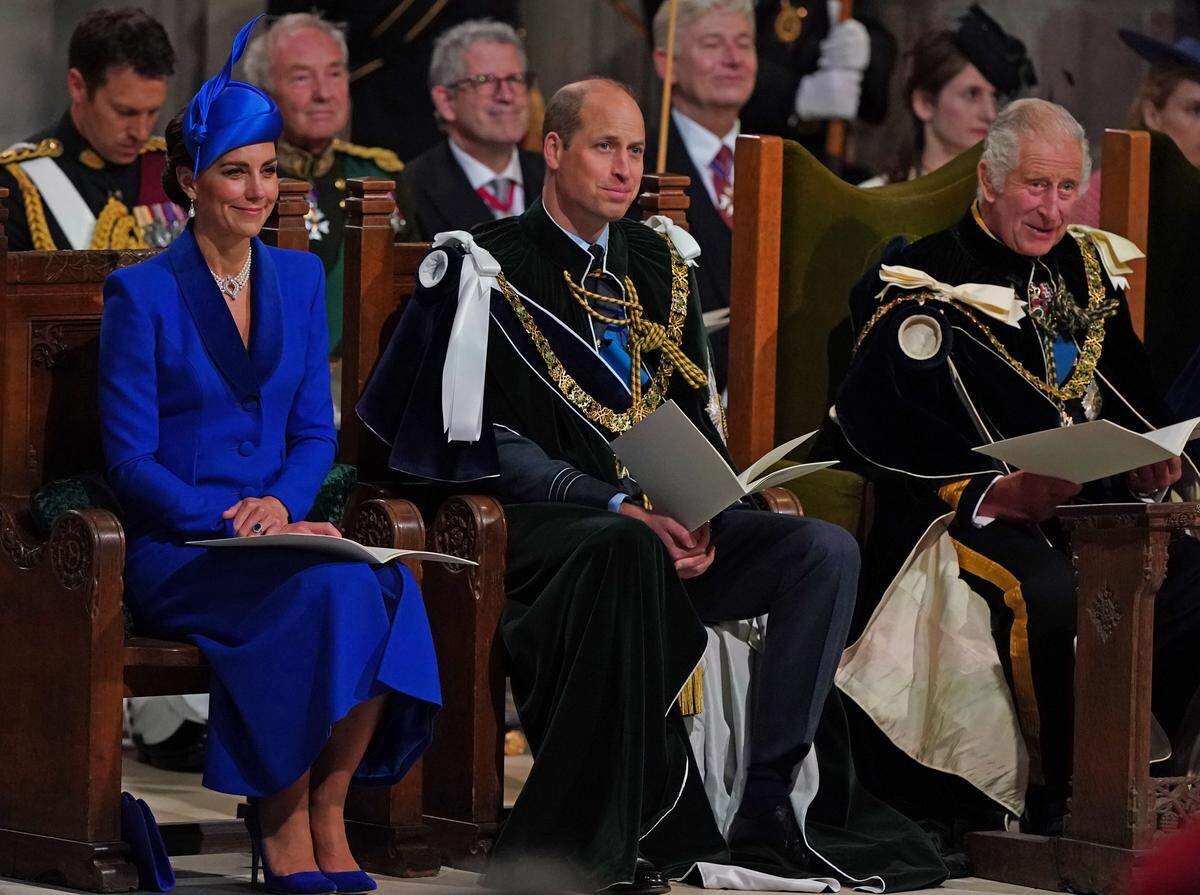 Auch Prinz William und Prinzessin Kate waren an der Seite des Königs. 