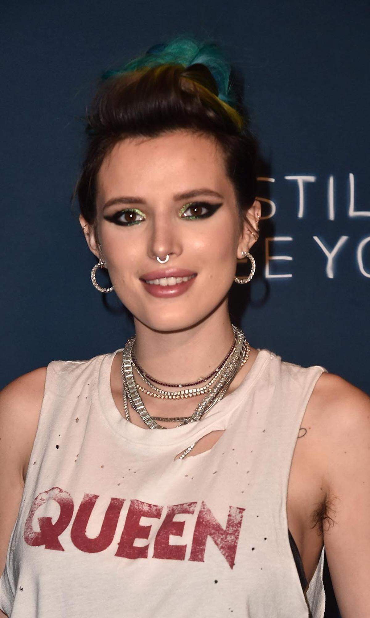 Schauspielerin Bella Thorne zählt schon länger zu den unerschrockenen Verfechterinnen des Körperhaares. Bei einer Vorstellung ihres neuesten Filmes „I Still See You“ sah man unter ihrem weißen Tank Top in ihren Armhöhlen deutlich einige Härchen sprießen.