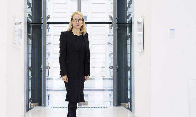 Wirtschaftsministerin Margarete Schramböck will neue Berufsbilder schaffen.