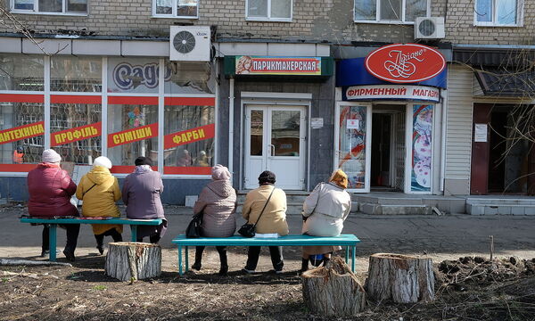 Bewohnerinnen der Stadt Awdijiwka: Viele wollen von ihrem Stimmrecht Gebrauch machen.