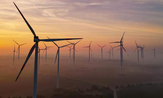 Erneuerbare Energien aus Wind und Sonne haben in den ersten drei Quartalen dieses Jahres mehr als die Hälfte des deutschen Stromverbrauchs gedeckt.