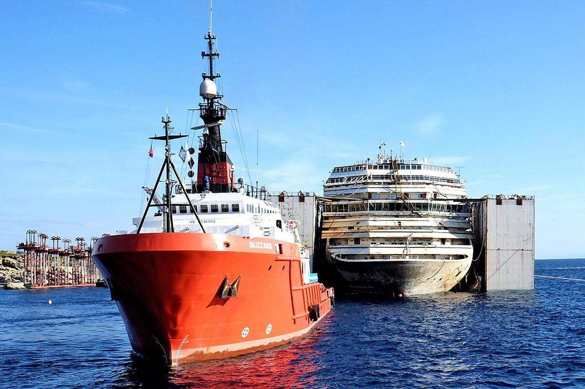 Die "Blizzard" - eines der Schleppschiffe, die mit der Costa Concordia vertäut sind. Gemeinsam haben sie die rund 350 Kilometer nach Genua zurücklegt, für die vier Tage veranschlagt waren.