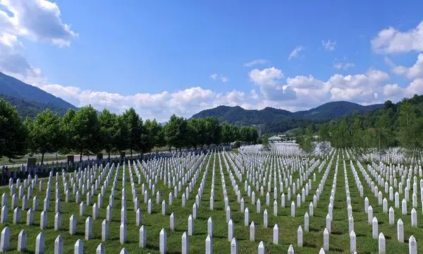 Die Gedenkstätte bei Srebrenica in Bosnien erinnert an den Völkermord von 1995. Was geht im Kopf von gewaltvollen Staatsherren vor?