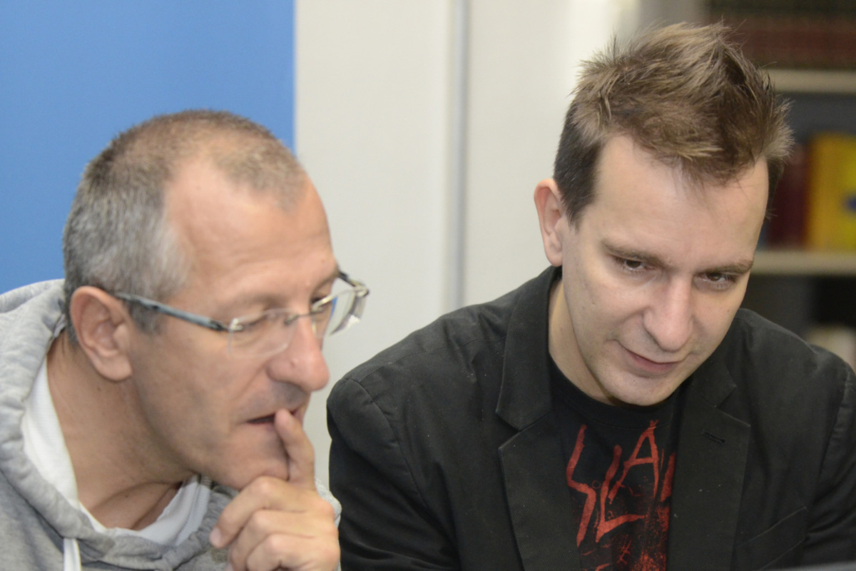 Menschenrechtsverletzung ist nicht der Erwerb von Immobilien für die Geldanlage, sondern die Tatsache, dass sehr viele Leute durch den gesellschaftlichen Druck ein Eigenheim auf Schulden zu kaufen, das sie sich nicht leisten können.