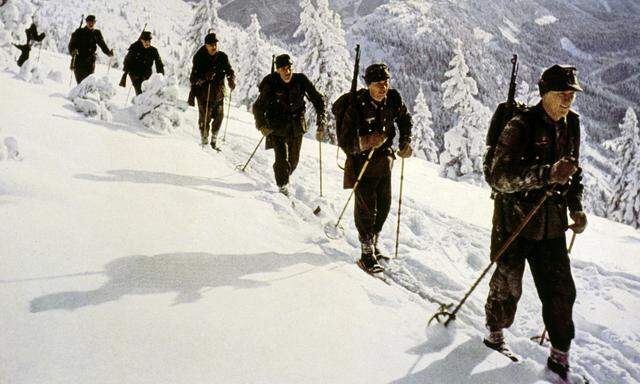 Für die frühe touristische Skiausbildung wurde auf militärische Techniken zurückgegriffen (Bild: Gebirgsjäger).