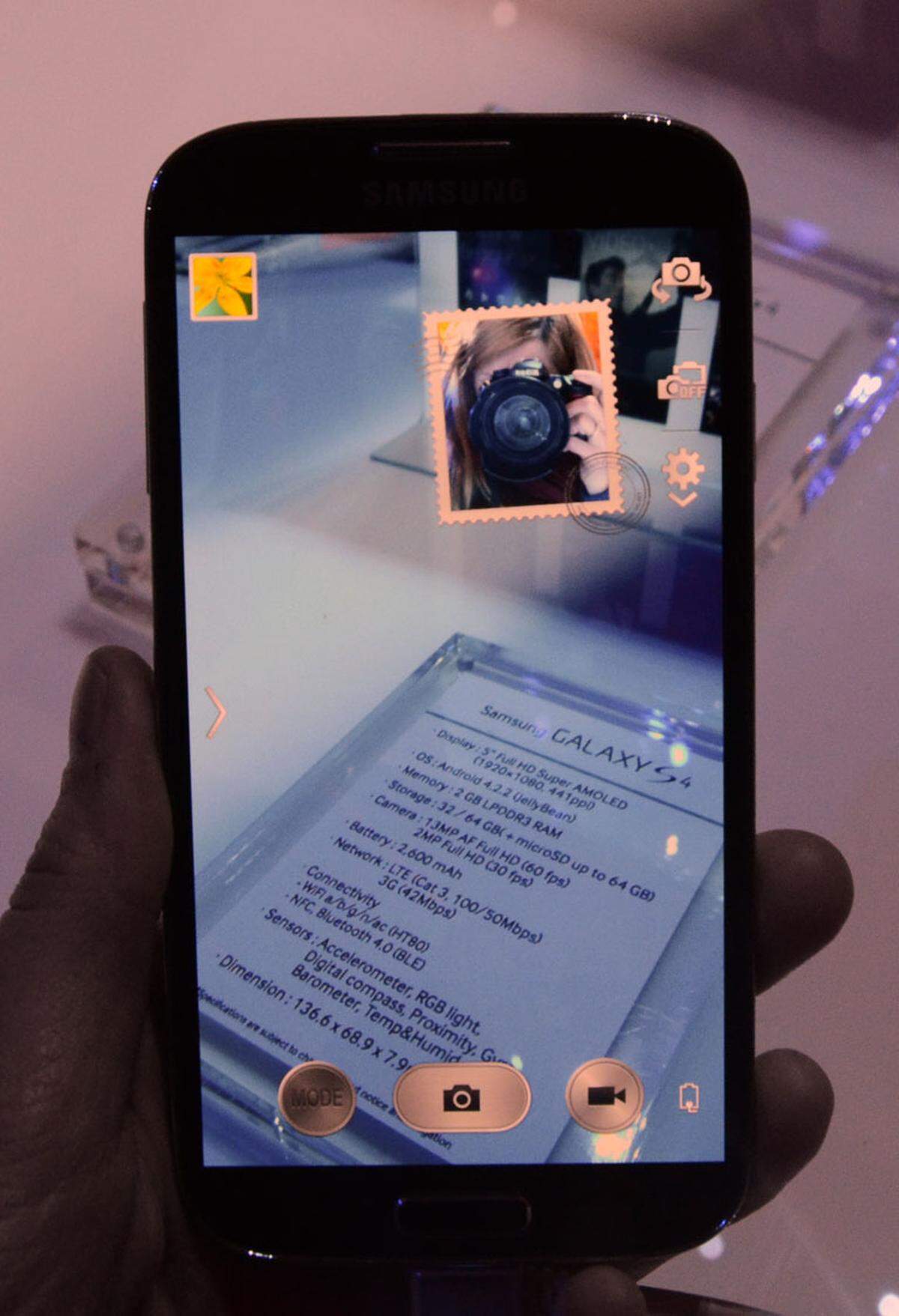 Die Kamera das S4 fotografiert mit 13 Megapixel und kann auch gleichzeitig mit der Frontkamera (2 Megapixel) verwendet werden. Das soll zum Beispiel dafür sorgen, dass der fotografierende Papi auch mal abgelichtet wird. Die Funktion ist ebenfalls in Samsungs Video-Chat-App integriert. Damit können Personen hinter dem Smartphone am Videotelefonat teilnehmen. Zudem hat Samsung für die Kamera eine Funktion von Nokia übernommen: Unerwünschte Gegenstände oder Personen können von Fotos nachträglich entfernt werden.