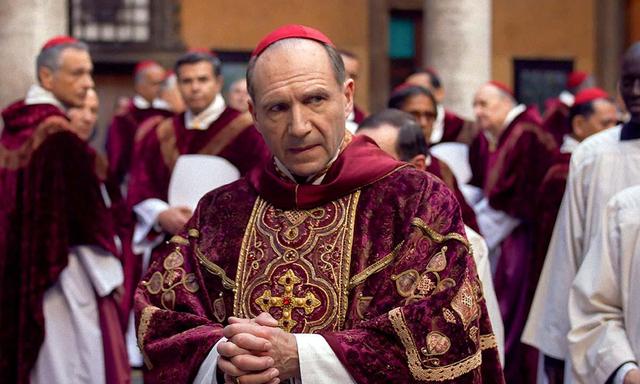 Ralph Fiennes als Kardinal im Vatikan-Krimi „Conclave“.