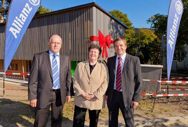 Eröffnung „Haus Allianz“ im SOS-Kinderdorf Hinterbrühl: Durch eine Spendenaktion schenkten 3000 MitarbeiterInnen der Allianz Jugendlichen im SOS-Kinderdorf Hinterbrühl/NÖ ein neues Zuhause. Der Spatenstich für das „Haus Allianz“ erfolgte vor einem Jahr, nun wurde es feierlich eingeweiht. (Im Bild: Franz Trinkl, Heidi Mader, Christian Moser)