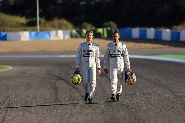 28. September 2012: Mercedes gibt bekannt, dass Hamilton der neue Teamkollege von Rosberg wird. Das deutsche Team mit dem Hauptwerk im englischen Brackley holt den britischen Weltmeister als Nachfolger für Schumacher. Auch eine Ansage an Rosberg.