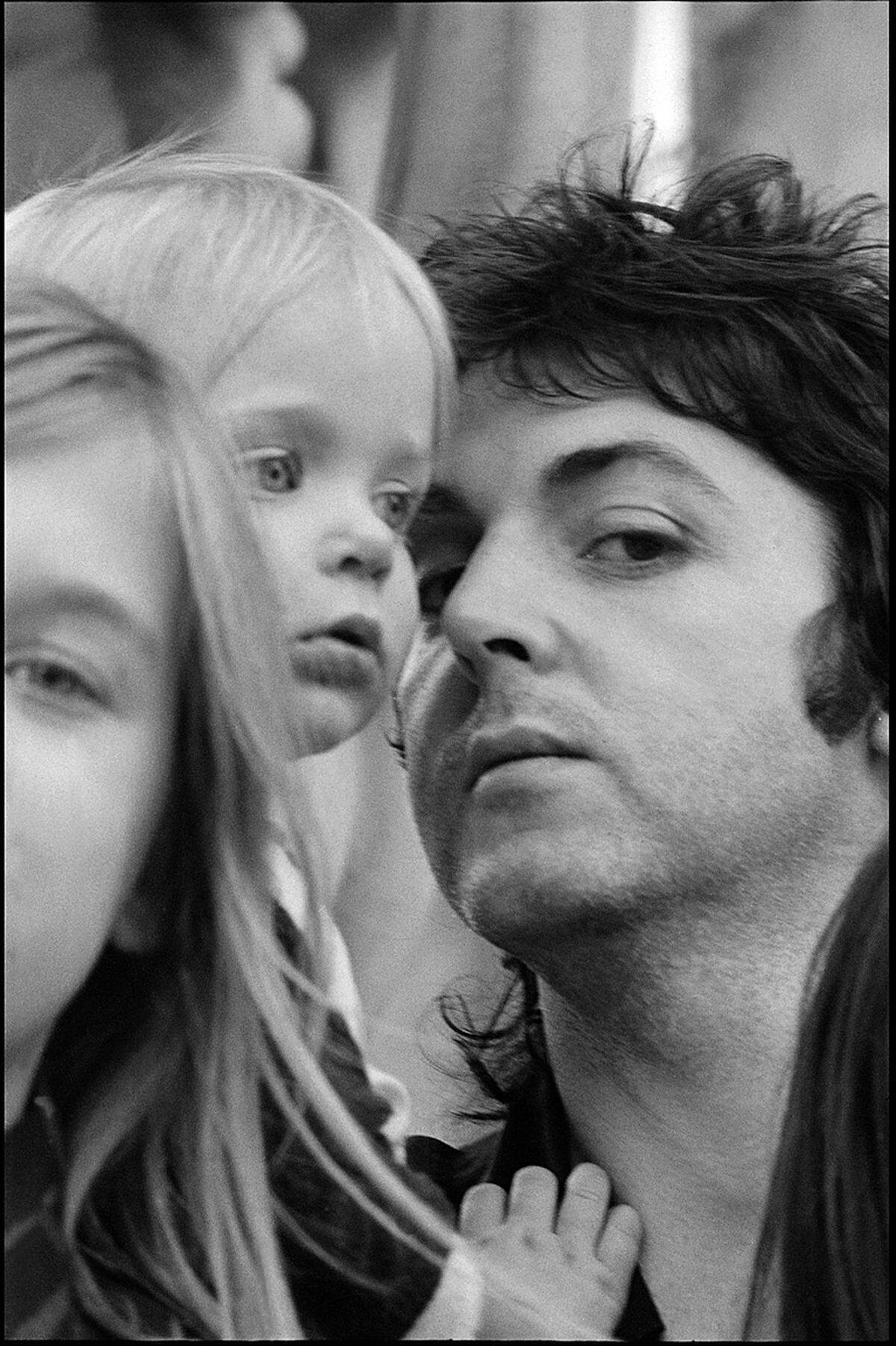 So gut man Linda McCartney für einige ikonische Aufnahmen und für ihr Familienleben mit Paul kennt, so unbekannt "sind weite Teile ihres fotografischen Werks", erklärte Kurator Andreas Hirsch. Heather, Stella und Paul, unbekannter Ort (c) 1975 Paul McCartney / Fotografin: Linda McCartney