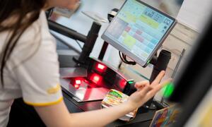 Im Feilschen um einen Gehaltsabschluss für über 430.000 Handelsangestellte haben die Arbeitgeber in der dritten Runde nun ein Angebot vorgelegt. 